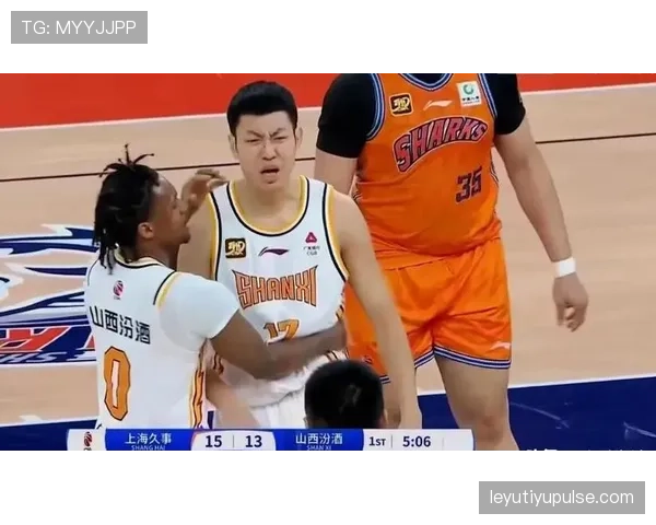 篮球比赛中，“非法身体接触”的判罚标准与争议解读